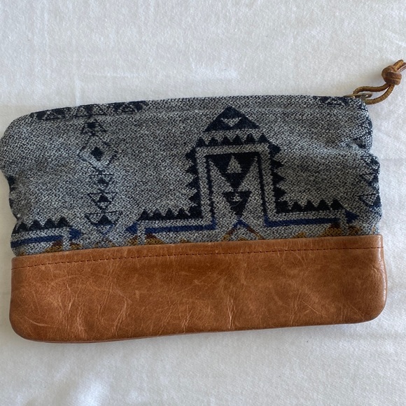 Handbags - Nan-made objects clutch